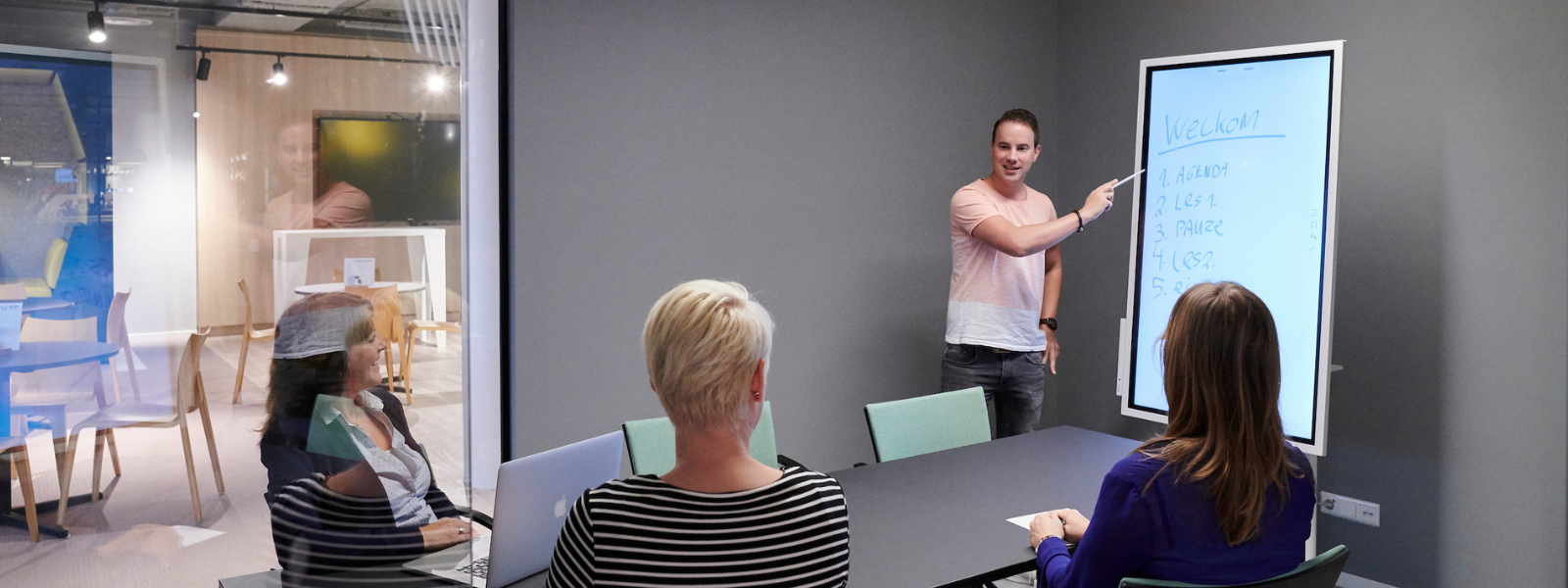 Team start een meeting kick-off tijdens een zakelijke vergadering bij Aristo meeting center