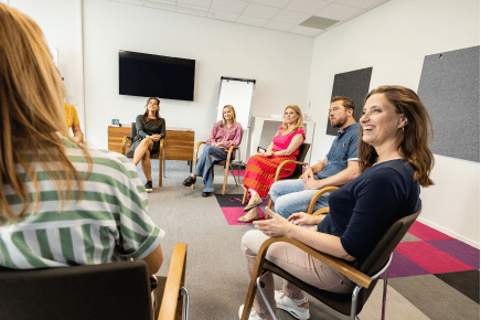 Deelnemers oefenen vaardigheden als onderdeel van blended leren.