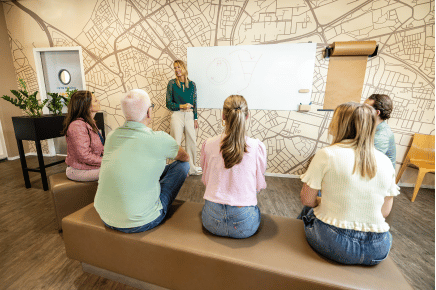Brainstormen met whiteboard en brown-roll paper bij Aristo meeting center in Eindhoven.