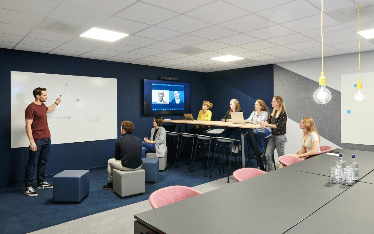 DELUXE ruimte met blauwe wanden bij Aristo meeting center in Utrecht Lunetten.