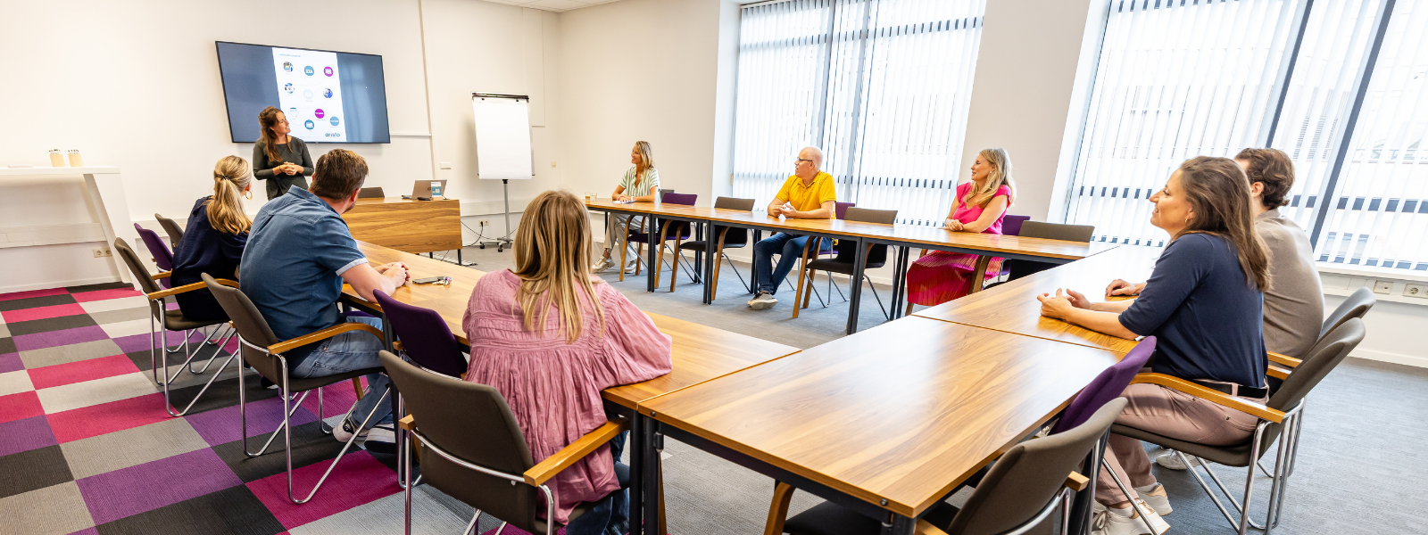 Trainer begeleidt een interactieve training op een trainingslocatie van Aristo meeting center