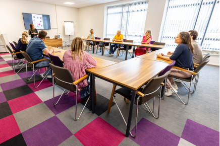 Trainer begeleidt een interactieve training op een trainingslocatie van Aristo meeting center