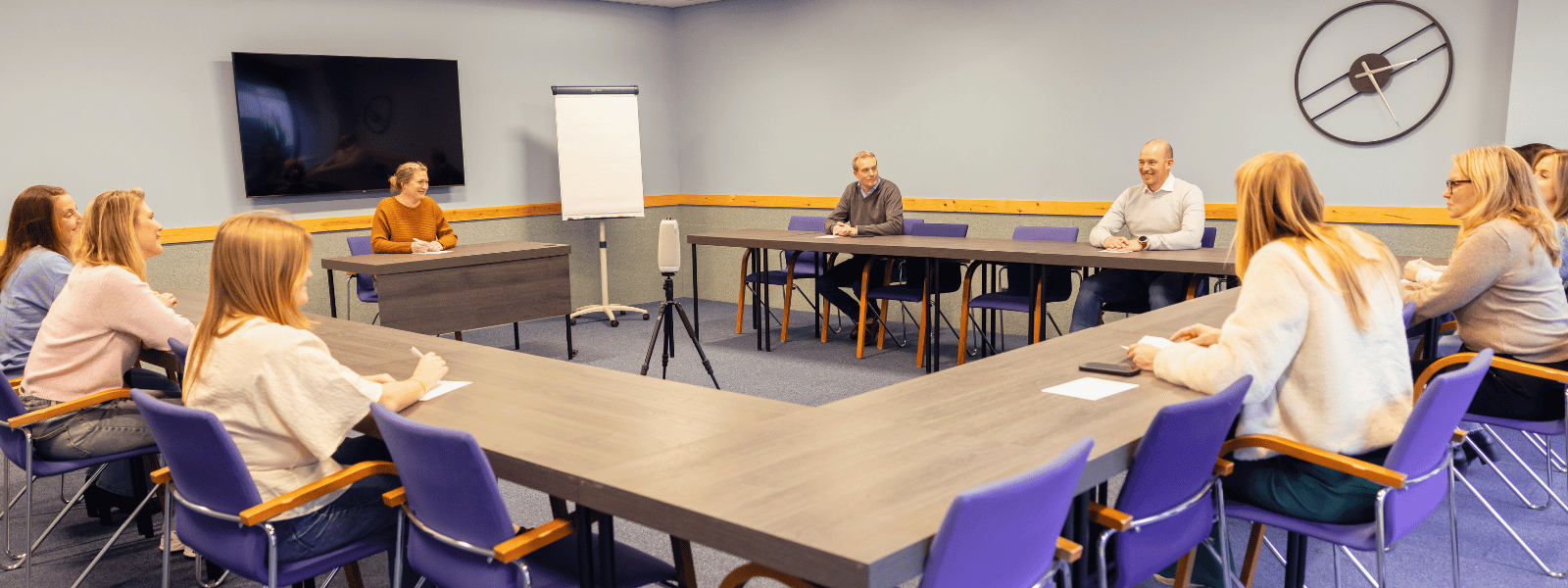 Hybride training met Meeting Owl voor online en fysieke deelnemers.
