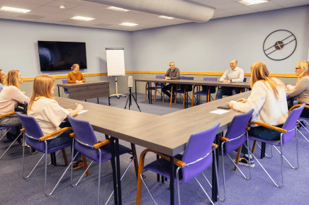 Hybride training met Meeting Owl voor online en fysieke deelnemers.