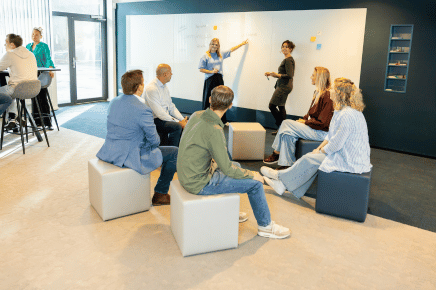 Trainer geeft workshop bij Aristo meeting center Amsterdam Sloterdijk.