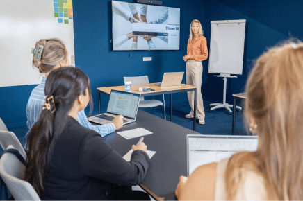 Notulist maakt actielijst tijdens vergadering bij Aristo meeting center.