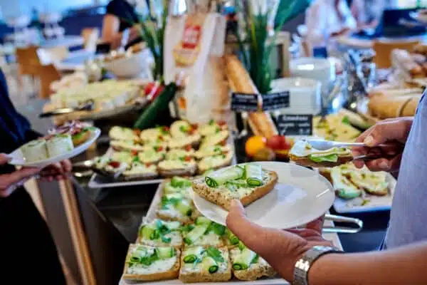 Een afbeelding van een goed gevulde lunch tafel bij Aristo Amsterdam Kitchen 